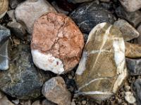 Roter und brauner Stein mit weißen Einschlüssen